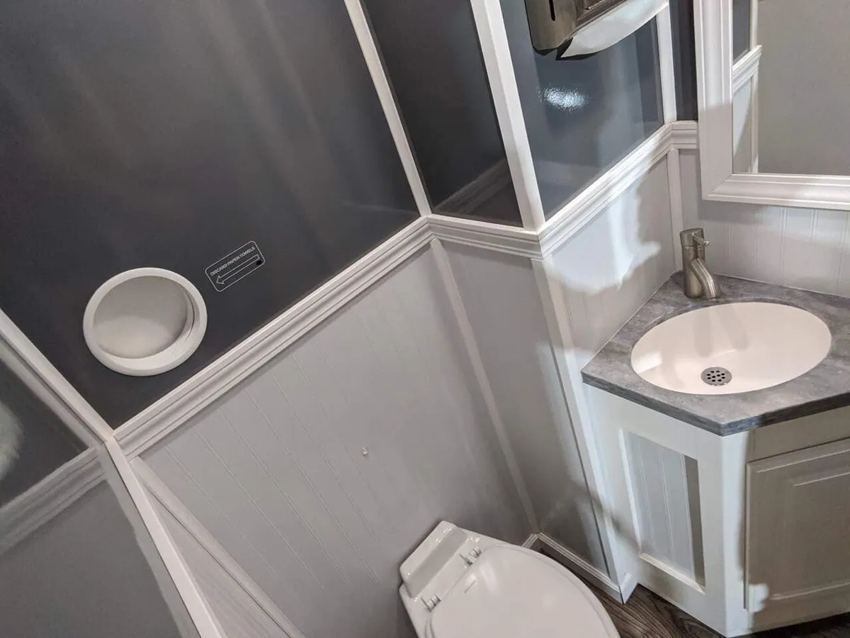 Pipeline Crew Restroom Trailers in Texas
